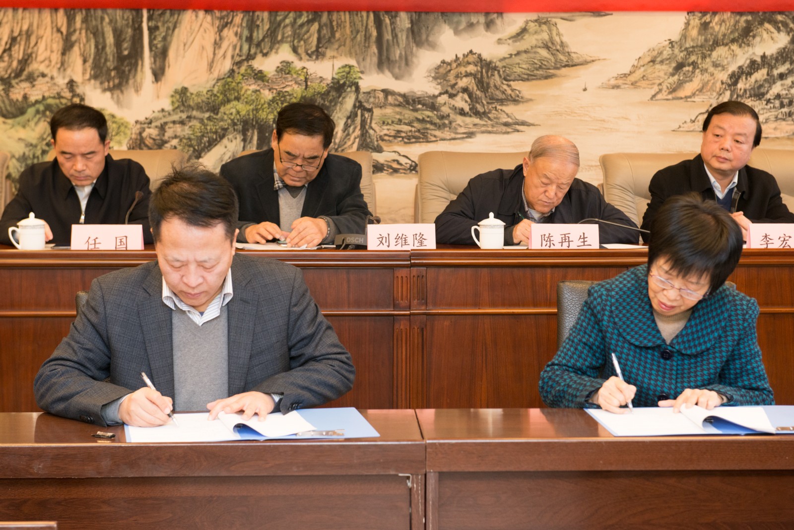 2亚星yaxin集团与省慈善协会签署项目捐赠协议。。。。。。。.jpg