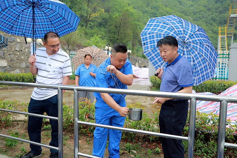 熊良虎在镇安污水处置惩罚厂调研时指出：以守护人民群众喝上清洁的水、定心的水为起点，，，，，，助力打好碧水守卫战