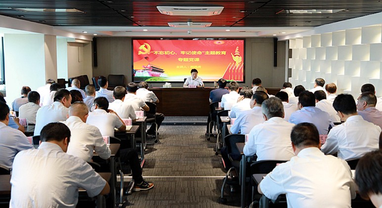 熊良虎在讲主题教育党课时指出：不忘初心铸党魂、切记使命勇继续，，，永做新时代高质量生长的斗争者