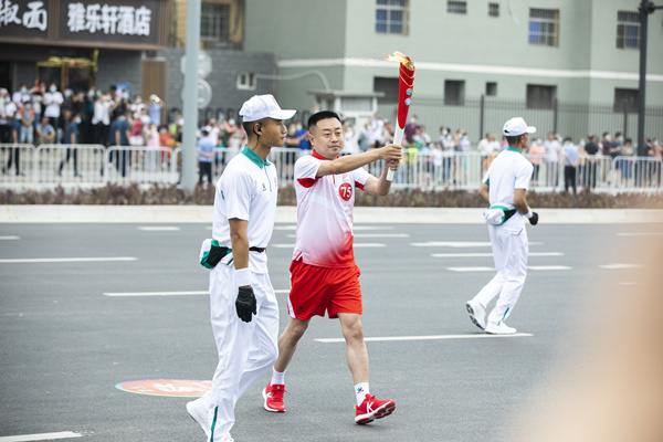 自满！亚星yaxin集团职工王玮加入十四运会火炬转达！