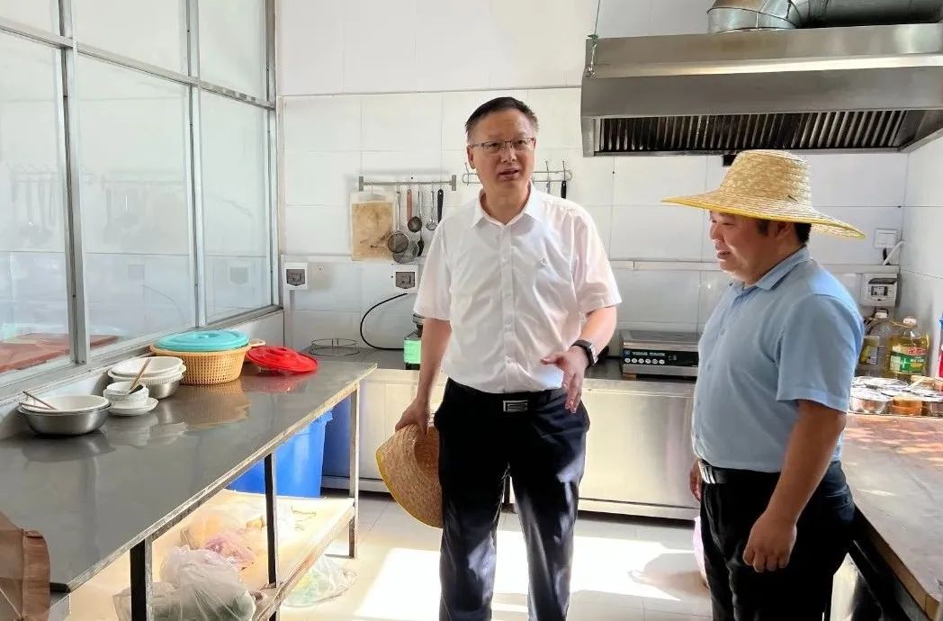 亚星yaxin集团：夏送清凉沁人心 凝心聚力鼓劲头