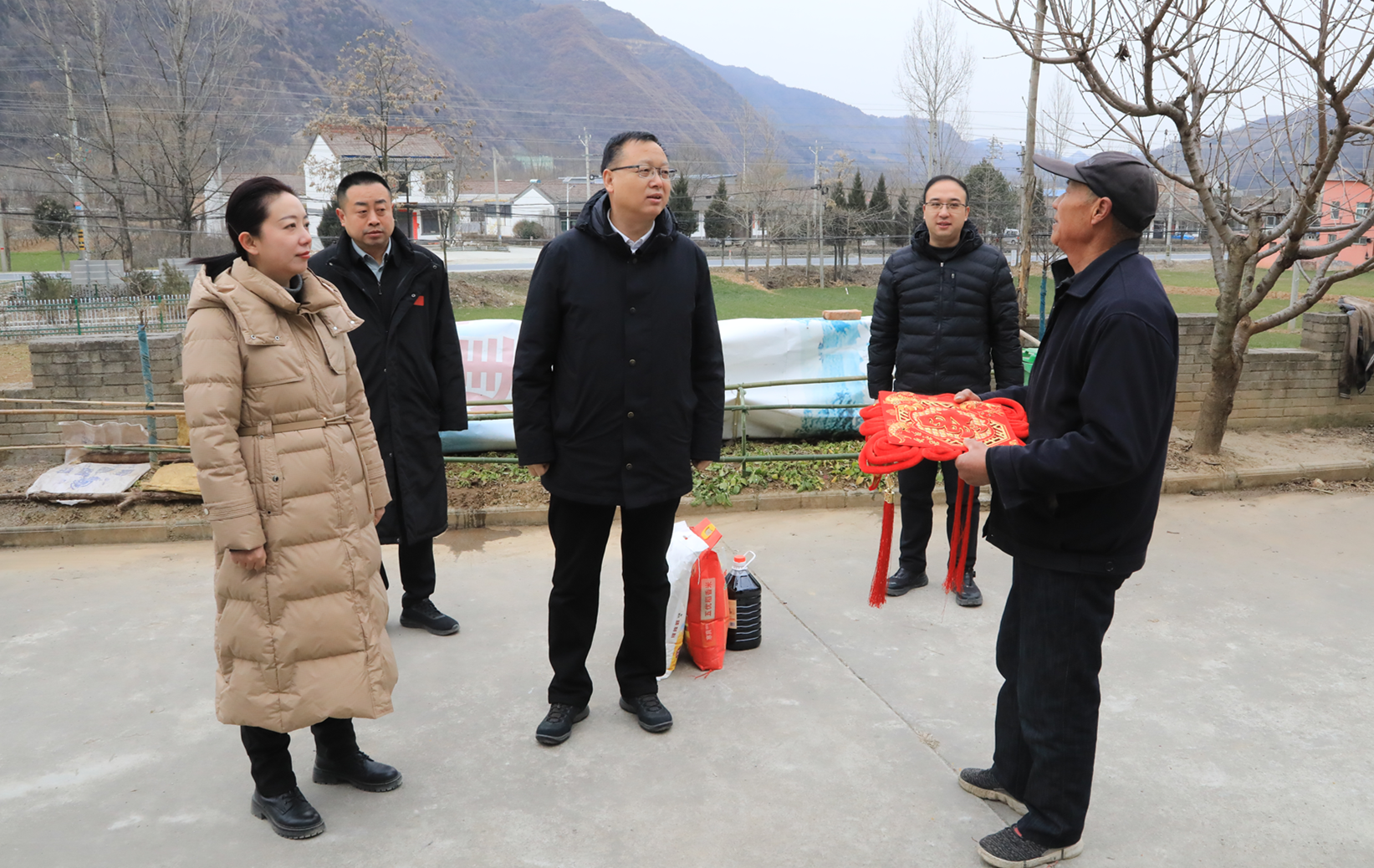 ?郝军亮赴集团墟落振兴帮扶点新春慰问